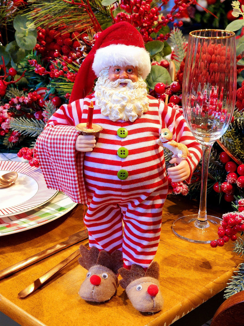 PAPAI NOEL COLECIONÁVEL DE PIJAMA COM CASTIÇAL E GATINHO 28CM - PRÉ VENDA 2025